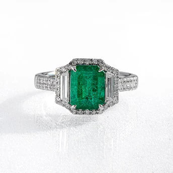 18KT WHITE GOLD EMERALD AND DIAMONDS RING