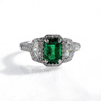 18KT WHITE GOLD EMERALD AND DIAMONDS RING