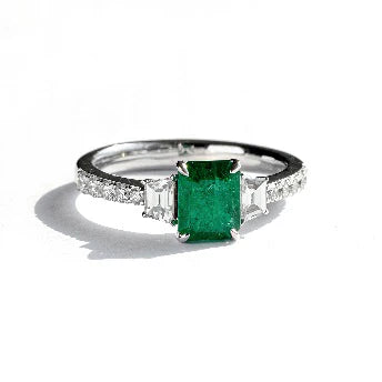 18KT WHITE GOLD EMERALD AND DIAMONDS RING